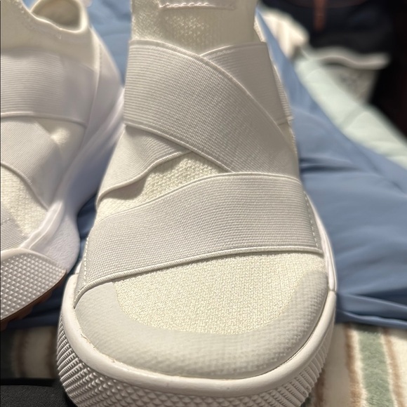 Vans All-White Elastic Slip-On Shoes - Picture 5 of 5